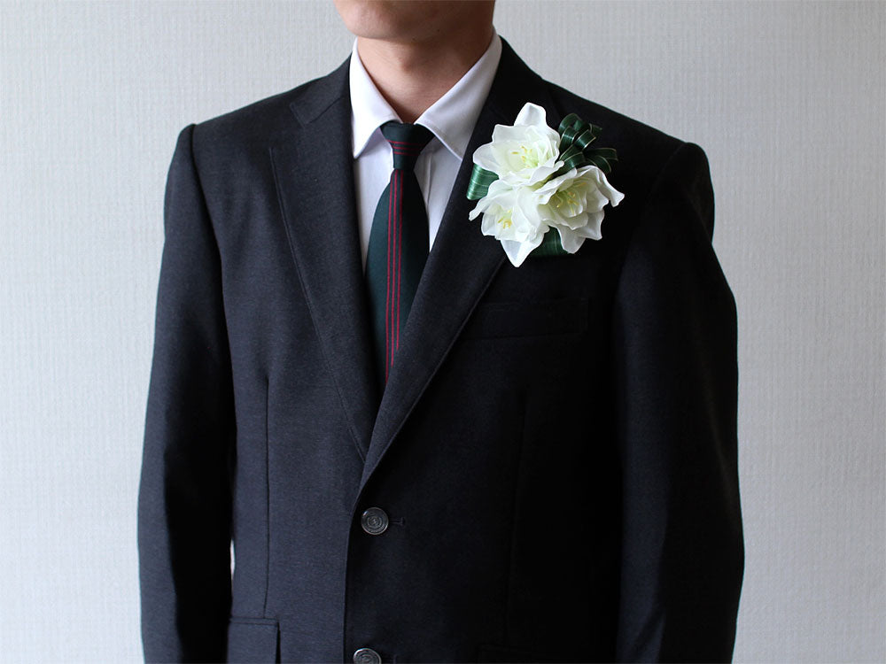 アマリリスホワイトコサージュ装着例