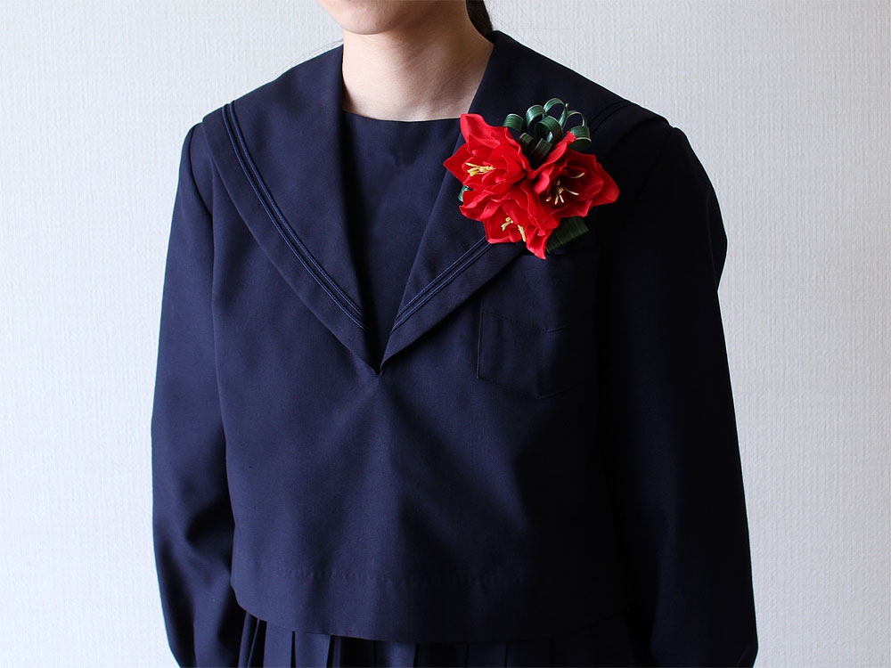 AM-2 アマリリスレッドコサージュ装着例