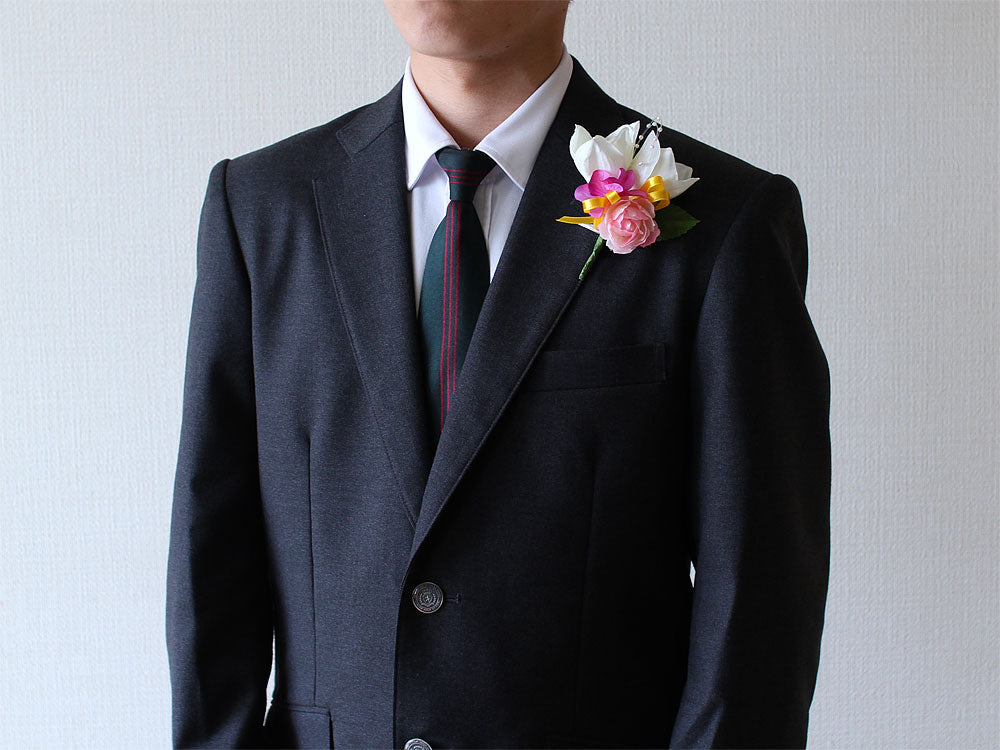 アマリリスアレンジホワイトコサージュ装着例