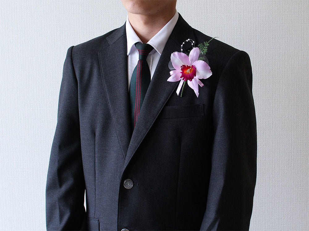 KC1-5 カトレアシャイン×1輪パープルコサージュ装着例