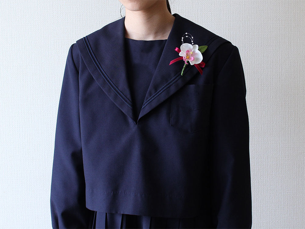 ミニコチョウラン×1輪ホワイトピンクコサージュ装着例