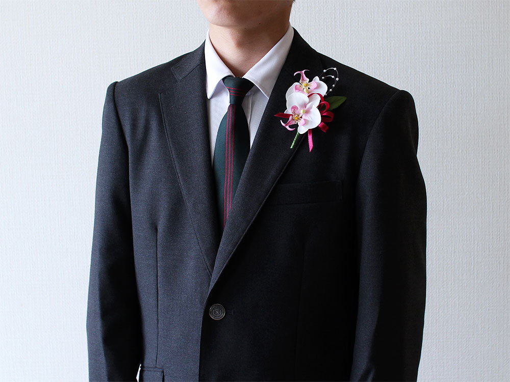 ミニコチョウラン×2輪ホワイトピンクコサージュ装着例