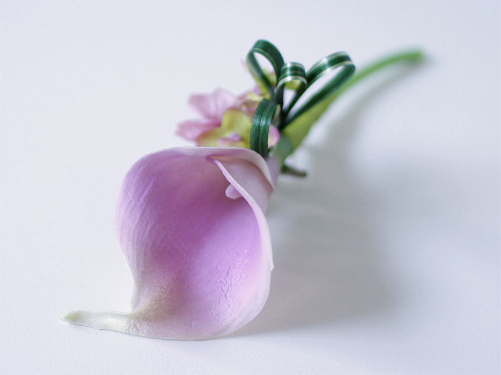 カラーリリーラベンダーコサージュ